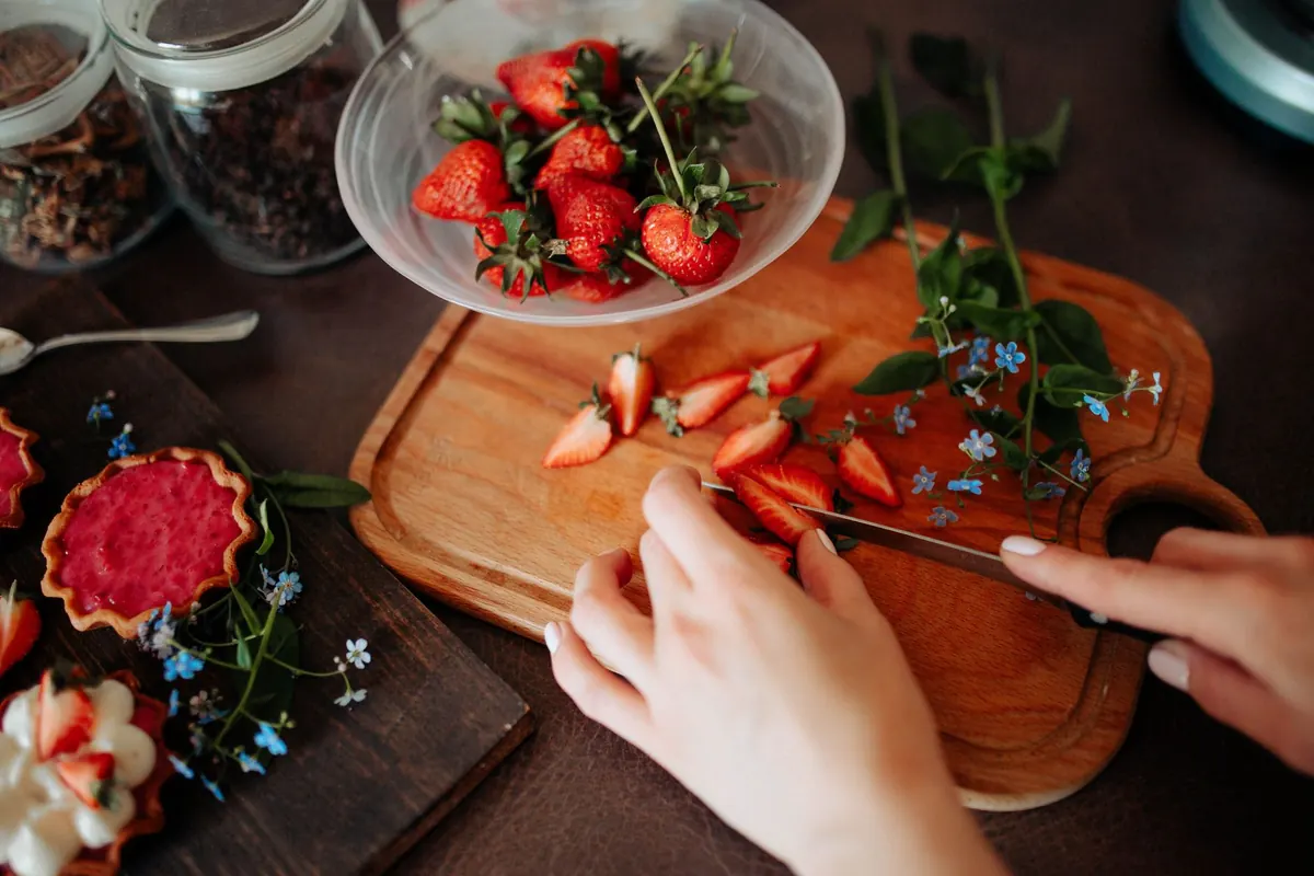 Regional Fruit Garnishes for Puddings: A Seasonal Local Guide